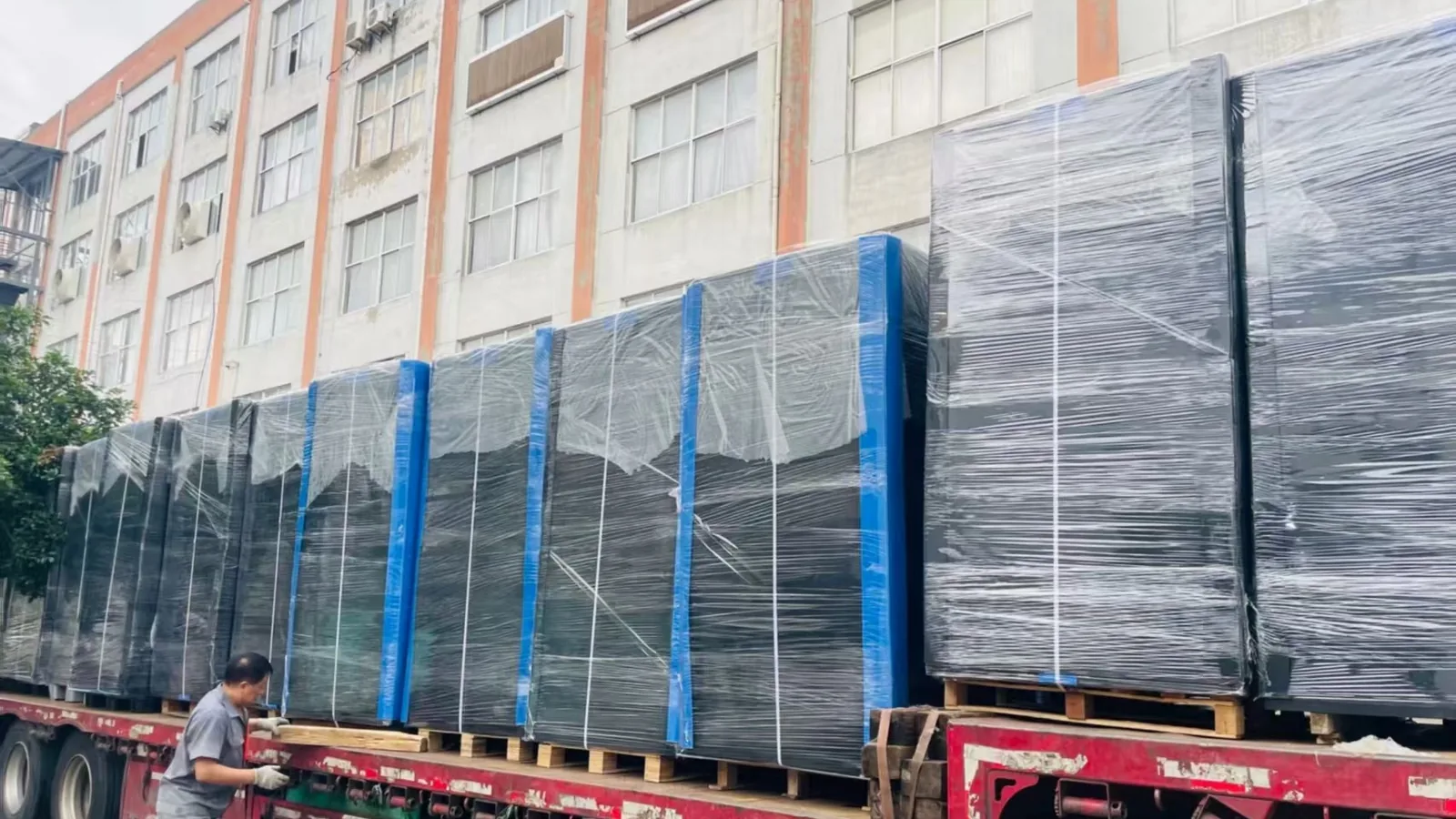 PP Corrugated Plastic Boxes Export Shipment PP corrugated plastic boxes packed on pallets for export shipment