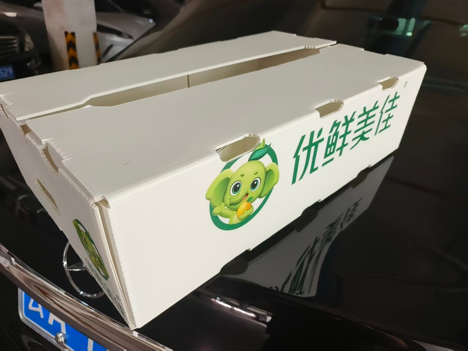 White printed PP corrugated plastic box placed on a vehicle for transport