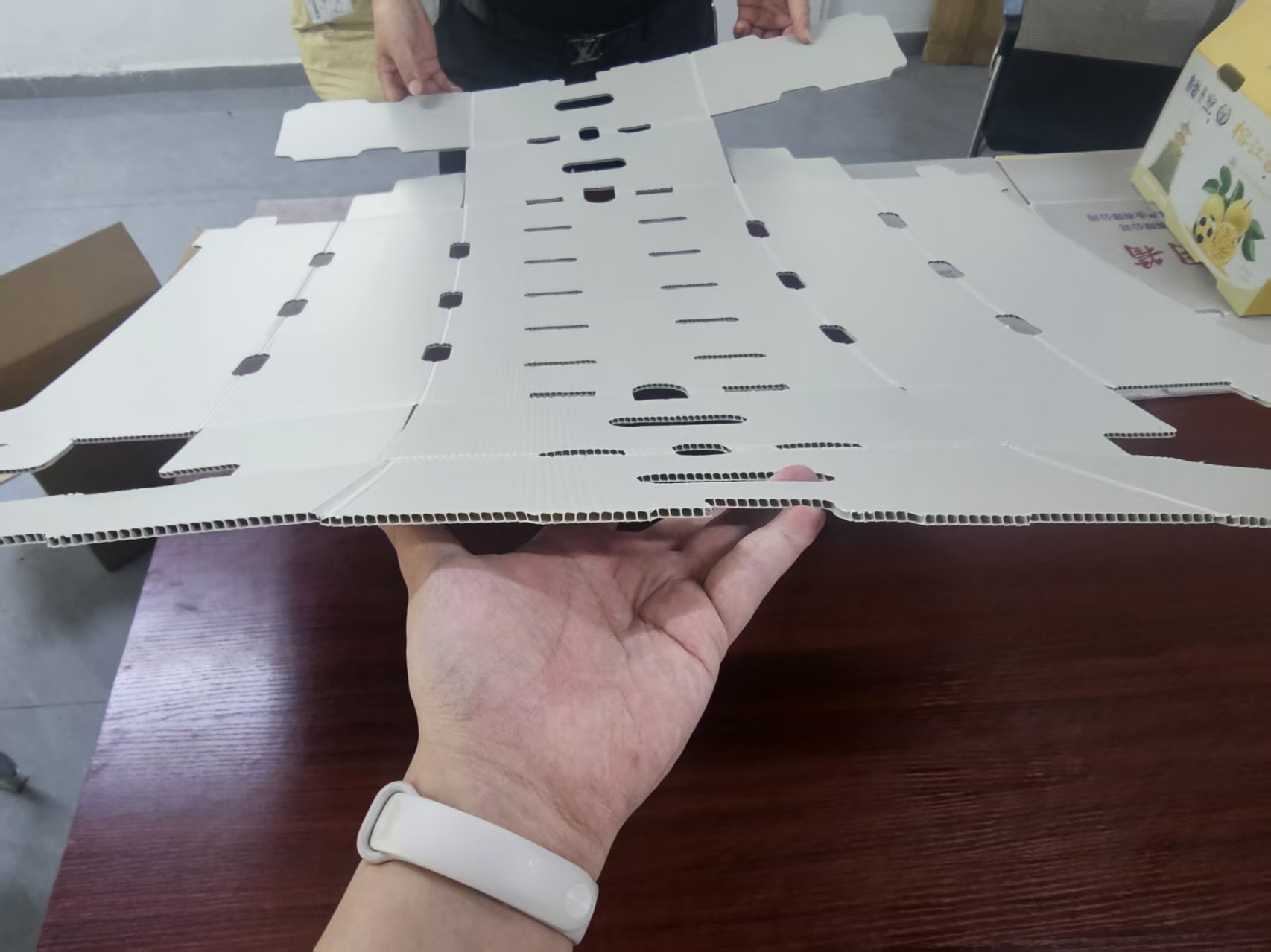 What Is Corrugated Polypropylene? Structure, Properties and Packaging Applications Cross-section of corrugated polypropylene sheet showing the hollow rib structure