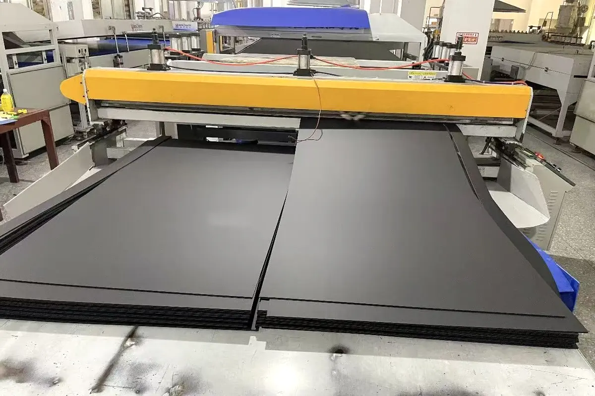 PP corrugated plastic sheets on a processing machine inside the factory